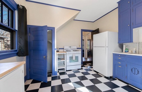 Carag House | Bright Uptown Home