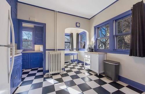 Carag House | Bright Uptown Home