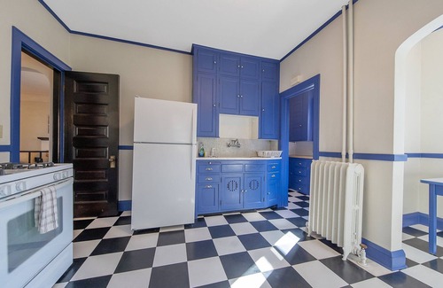 Carag House | Bright Uptown Home