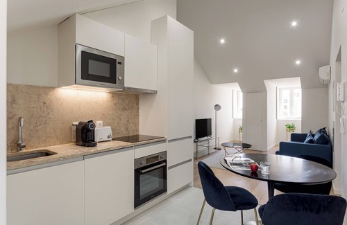 Linda-a-Velha Apartment | Bright Urban Haven with Chic Decor