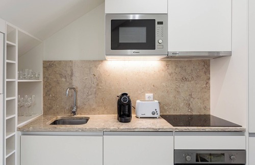 Linda-a-Velha Apartment | Bright Urban Haven with Chic Decor