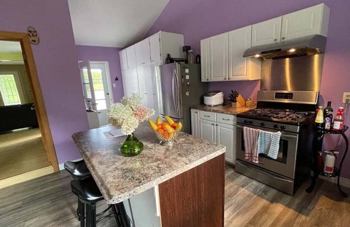 Dieppe House | Bright w/Huge Backyard + 5min to Parks!