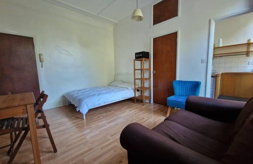 Highgate Apartment | Bright well located studio flat