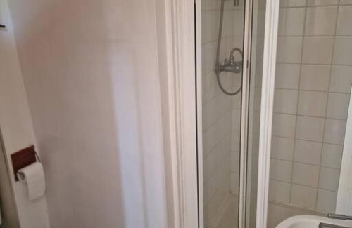 Highgate Apartment | Bright well located studio flat