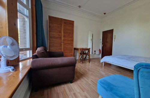 Highgate Apartment | Bright well located studio flat