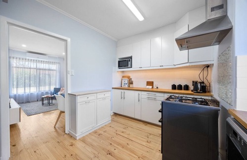 Brighton Apartment | Brighton Breeze Retreat - 1BR, parking, Wifi