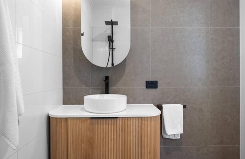 Brighton Apartment | Brighton Breeze Retreat - 1BR, parking, Wifi