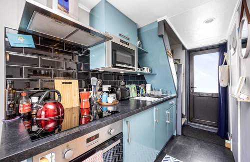Seafront Apartment | Brighton Water Cabin Free Parking|By My Getaway