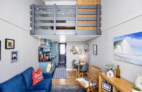 Seafront Apartment | Brighton Water Cabin Free Parking|By My Getaway