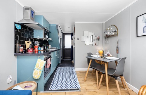 Seafront Apartment | Brighton Water Cabin Free Parking|By My Getaway