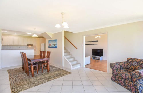 Goolwa North House | Bring the Boat, Kayak or Fishing Rod - Spa Bath - Free Wi Fi, Netflix and Prime