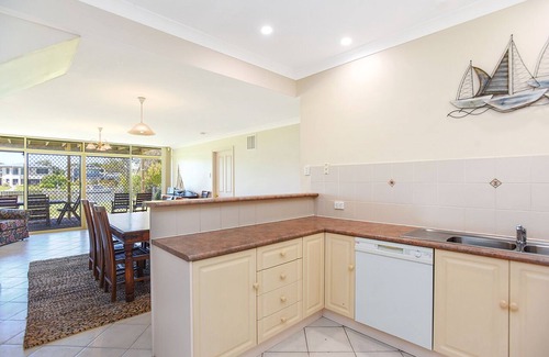 Goolwa North House | Bring the Boat, Kayak or Fishing Rod - Spa Bath - Free Wi Fi, Netflix and Prime