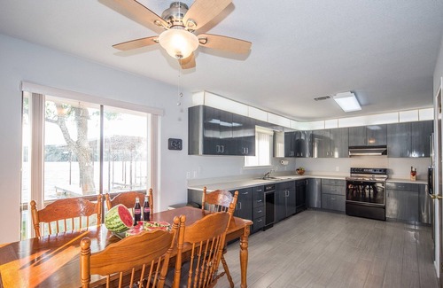 Marble Falls House | Bring your boat, jet skis, fishing poles, swimsuit, pet, and family!
