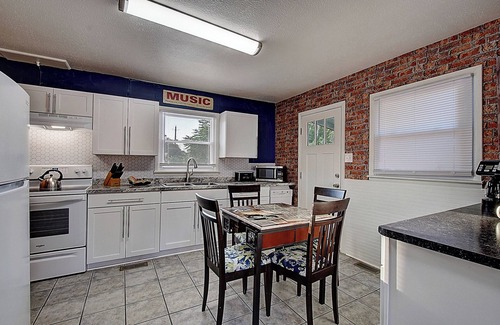 Bristol House | Bristol Music Cottage n3 Bedroom-nWalk to State St