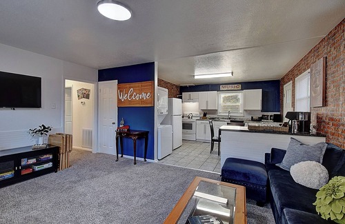 Bristol House | Bristol Music Cottage n3 Bedroom-nWalk to State St