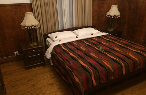 Nuwara Eliya Hotel | British Colonial Bungalow .