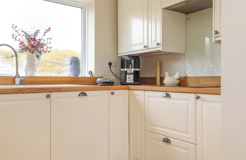 Borth-y-Gest Cottage | BRO GWYLAN, pet friendly, character holiday cottage in Porthmadog