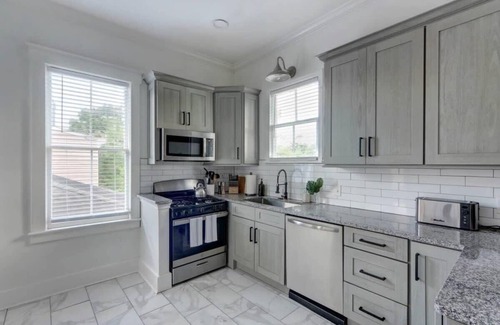 Historic District - North Apartment | Broad Flat, Modern | Relaxing | Walk to Everything