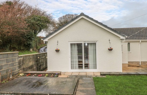 Kidwelly Cottage | BROADFORD FARM BUNGALOW, family friendly, with a garden in Kidwelly