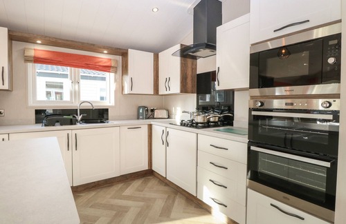 Hopton Cottage | BROADLAND SANDS LODGE, family friendly, with pool in Corton