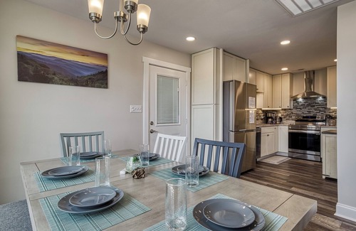 Kodak House | Broadview, River, Golf Course, Games, free Attraction Tickets, Hot Tub, WIFI!