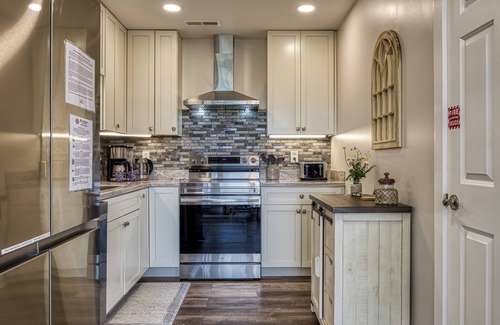Kodak House | Broadview, River, Golf Course, Games, free Attraction Tickets, Hot Tub, WIFI!