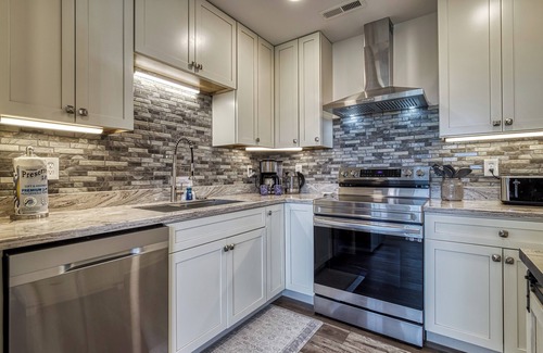 Kodak House | Broadview, River, Golf Course, Games, free Attraction Tickets, Hot Tub, WIFI!