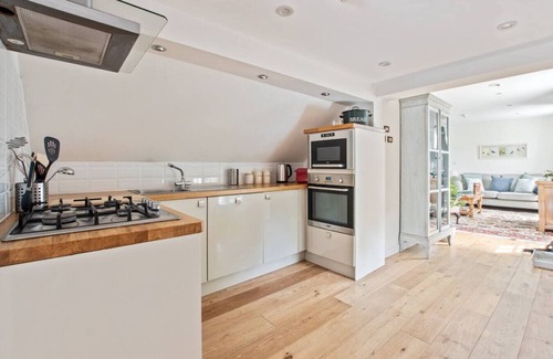 New Forest District Apartment | Brockenhurst flat with pub garden access