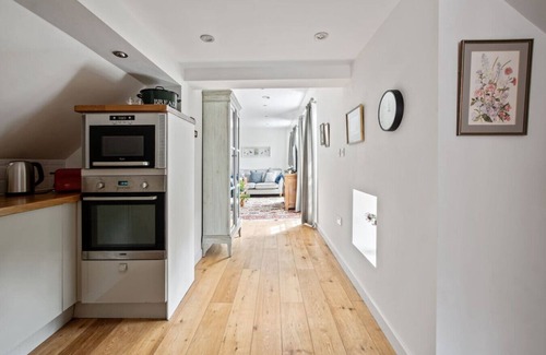 New Forest District Apartment | Brockenhurst flat with pub garden access