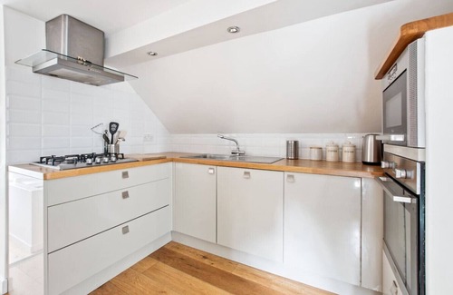New Forest District Apartment | Brockenhurst flat with pub garden access