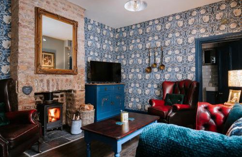 Scarborough House | Bronte's Rest - Detached Elegant Cottage in Historic Old Town with Garden
