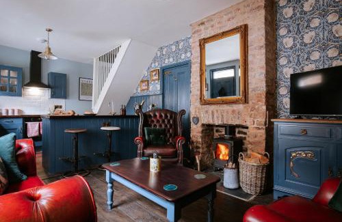 Scarborough House | Bronte's Rest - Detached Elegant Cottage in Historic Old Town with Garden
