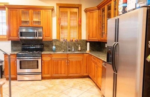 Grand Boulevard House | Bronzeville Greystone Free Parking and Wifi