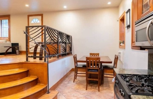 Grand Boulevard House | Bronzeville Greystone Free Parking and Wifi
