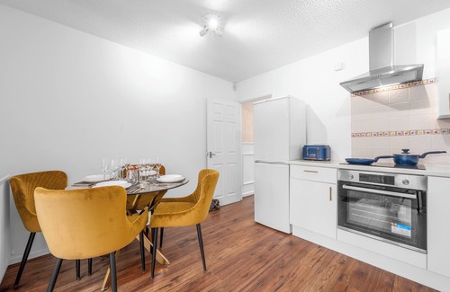 Sale House | Brooklands home | 12 min to Airport | Free parking | Private garden