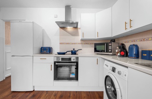 Sale House | Brooklands home | 12 min to Airport | Free parking | Private garden