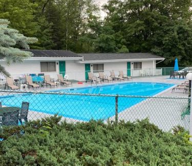 Lake George Hotel | Brookside Motel & Cabins