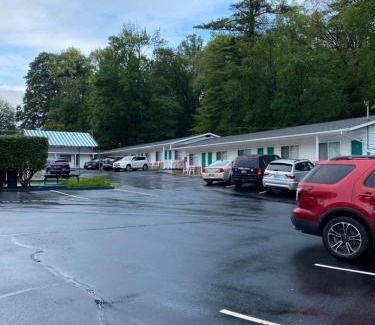 Lake George Hotel | Brookside Motel & Cabins