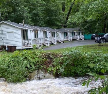 Lake George Hotel | Brookside Motel & Cabins
