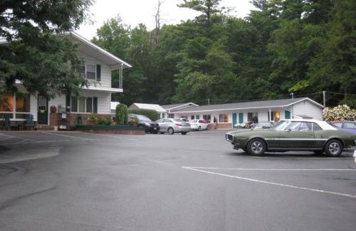Lake George Hotel | Brookside Motel & Cabins