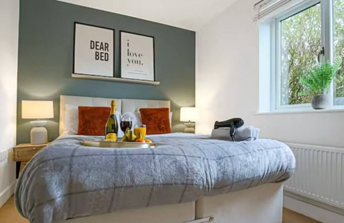 Milton Keynes Apartment | Broughton Apartment with Balcony