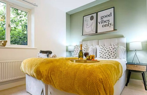 Milton Keynes Apartment | Broughton Apartment with Balcony