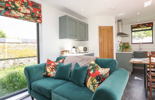 Penrith Cottage | BROW WOOD CABIN, pet friendly, with hot tub in Ullswater