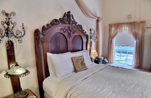 Eureka Springs Historic District Apartment | Brownstone Rose Suite Parking Walk to Dwntn