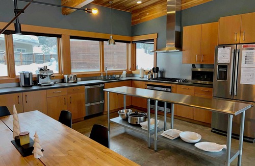 Leavenworth House | Brucke Zum River Haus A Modern Riverfront Retreat