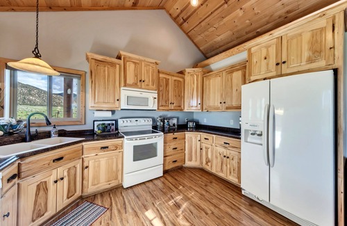 Panguitch Cabin | Bryce Canyon Retreat, Awesome Paunsaugaunt cabin - Incredible views on private l