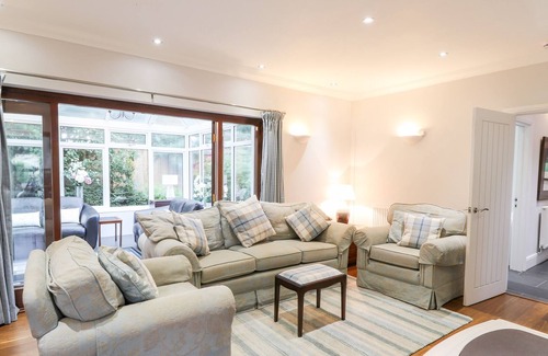 Hundleton House | BRYN AWEL HOUSE, pet friendly, with open fire in Pembroke