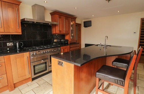 Eglwysbach Cottage | BRYN DERW HOLIDAY COTTAGE, pet friendly, with hot tub in Eglwysbach