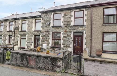 Manod Cottage | BRYN EITHIN, pet friendly, with a garden in Manod