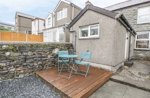 Manod Cottage | BRYN EITHIN, pet friendly, with a garden in Manod